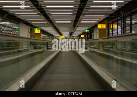 Trottoirs roulants vide dans le terminal sud de l'aéroport de Gatwick à Londres, Royaume-Uni Banque D'Images