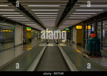 Trottoirs roulants vide dans le terminal sud de l'aéroport de Gatwick à Londres, Royaume-Uni Banque D'Images