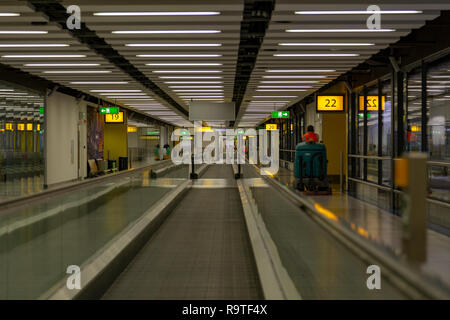 Trottoirs roulants vide dans le terminal sud de l'aéroport de Gatwick à Londres, Royaume-Uni Banque D'Images