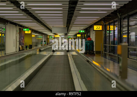 Trottoirs roulants vide dans le terminal sud de l'aéroport de Gatwick à Londres, Royaume-Uni Banque D'Images