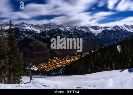 Telluride, Colorado et les montagnes de San Juan sous le clair de lune après une tempête de neige hivernale Banque D'Images