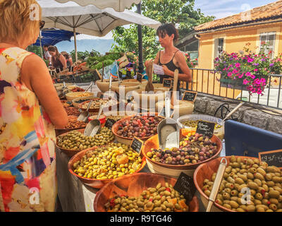 Olives marinées locaux exposés à la vente dans le marché du weekend de Moustiers-Sainte-Marie, Provence-Alpes-Côte d'Azur, France. (French Riviera). Banque D'Images