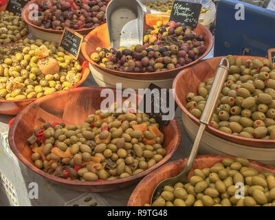 Olives marinées, un produit local, exposés à la vente dans le marché du weekend de Moustiers-Sainte-Marie, Provence-Alpes-Côte d'Azur, France. Banque D'Images