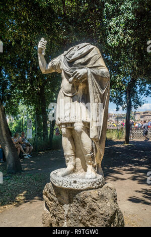 Statue romaine sans tête à l'Jardins Farnèse sur le Palatin, ancienne ville de Rome, Rome, Italie Banque D'Images