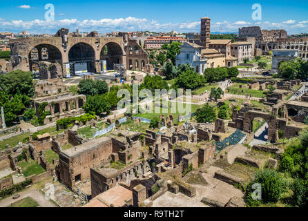 Le Forum Romain à partir de la colline du Palatin avec vue sur le reste de la maison de l'vestales, le reste de la nef de la basilique de Maxence, Basilica di Banque D'Images