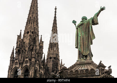 Clermont-Ferrand, France. Statue du pape Urbain II (1035-1099) avec vue sur les tours de la cathédrale gothique de Notre Dame de l'Assomption Banque D'Images