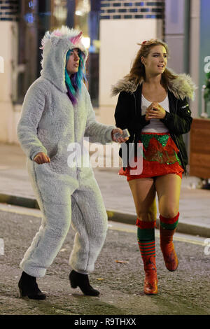 Sur la photo : Deux jeunes femmes en robes de fête. Vendredi 14 Décembre 2018 Re : Vent de fêtards Street, Swansea, Pays de Galles, Royaume-Uni. Banque D'Images