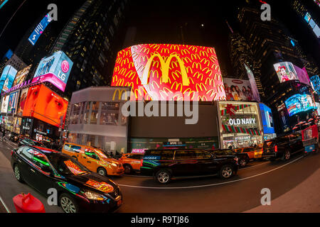 La publicité pour les restaurants McDonald's sur la fessée tout nouveau Côte-Nord Neon Sign Co. l'affichage numérique à Times Square à New York sur son dévoilement, le mardi 18 décembre 2018. (Â© Richard B. Levine) Banque D'Images