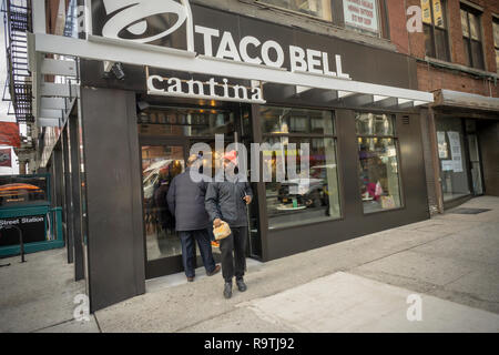 New York NY/USA-Décembre 19, 2018 Une nouvelle marque fessée Taco Bell Cantina franchise dans le quartier de Chelsea, New York le Mercredi, Décembre 19, 2018. Taco Bell est l'ouverture de format plus petit et en ligne restaurants Cantina urbaine tout au long de New York City avec des équipements tels que le wi-fi et d'art locales avec les Cantinas de servir de l'alcool. (© Richard B. Levine) Banque D'Images