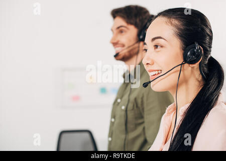 Pretty call centre collaborateur de l'opérateur avec de beaux sourire sur le contexte in office Banque D'Images