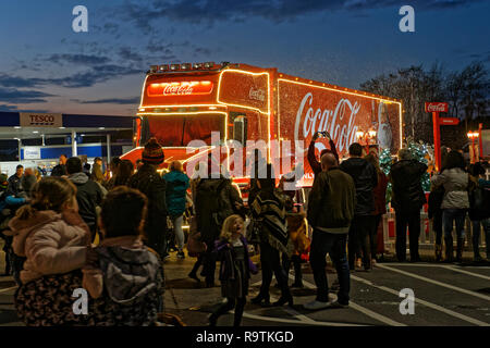 Des foules de gens d'attente pour visiter le camion Coca Cola rouge à la parking de supermarché Tesco dans la région de Llansamlet Swansea, Pays de Galles, Royaume-Uni. Le mercredi 21 Banque D'Images