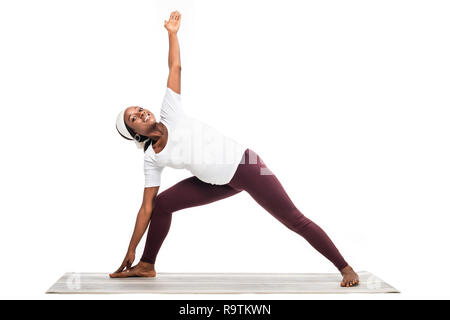 African American pregnant woman yoga exercices sur marbre isolated on white Banque D'Images