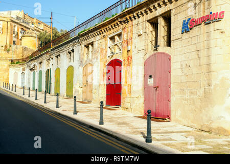 Des portes de garage de couleur - La Valette, Malte Banque D'Images