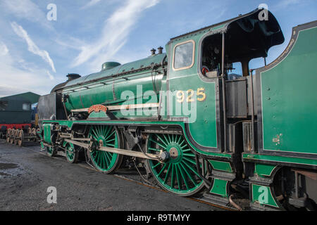 Impressionnant train à vapeur dans les voies de garage de Robley. Classe d'écoles Loco regardant le long de la chaudière depuis la cabine. Banque D'Images