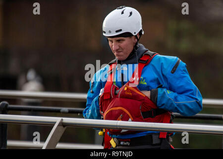 CARDIFF, Royaume-Uni. Le 04 décembre 2018. Une norme olympique/Rafting Kayak Centre, Cardiff International White Water. Situé à l'Inter Cardiff Banque D'Images