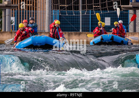 CARDIFF, Royaume-Uni. Le 04 décembre 2018. Une norme olympique/Rafting Kayak Centre, Cardiff International White Water. Situé à l'Inter Cardiff Banque D'Images