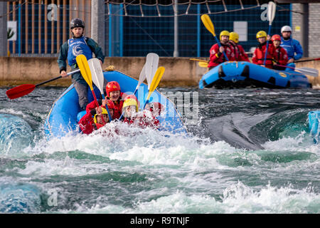 CARDIFF, Royaume-Uni. Le 04 décembre 2018. Une norme olympique/Rafting Kayak Centre, Cardiff International White Water. Situé à l'Inter Cardiff Banque D'Images