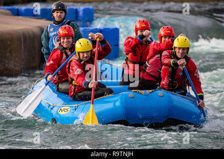 CARDIFF, Royaume-Uni. Le 04 décembre 2018. Une norme olympique/Rafting Kayak Centre, Cardiff International White Water. Situé à l'Inter Cardiff Banque D'Images