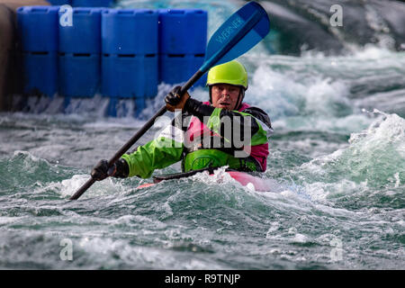 CARDIFF, Royaume-Uni. Le 04 décembre 2018. Une norme olympique/Rafting Kayak Centre, Cardiff International White Water. Situé à l'Inter Cardiff Banque D'Images