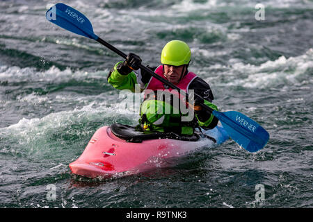 CARDIFF, Royaume-Uni. Le 04 décembre 2018. Une norme olympique/Rafting Kayak Centre, Cardiff International White Water. Situé à l'Inter Cardiff Banque D'Images