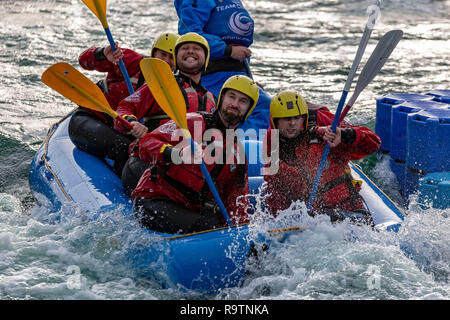 CARDIFF, Royaume-Uni. Le 04 décembre 2018. Une norme olympique/Rafting Kayak Centre, Cardiff International White Water. Situé à l'Inter Cardiff Banque D'Images