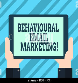Signe texte montrant Email Marketing comportemental. Photo conceptuelle de base stratégie de message de déclenchement customercentric hu main tenant de l'analyse d'écran vide Banque D'Images