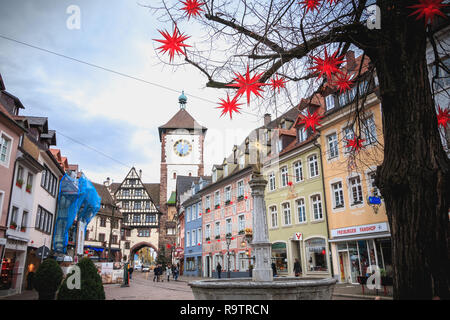 Freiburg im Breisgau, Allemagne - 31 décembre 2017 : les gens autour de l'ancienne porte de la ville, la porte de Souabe -Schwabentor - construite au Moyen Age, Banque D'Images