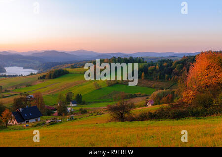 Ilanz, Bieszczady. Pologne : lever de soleil sur les montagnes. Vues de près de Hill. En arrière-plan du lac de Solina. Banque D'Images