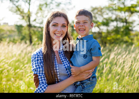 Mère et fils portrait sur fond de verdure des pique-nique en famille Banque D'Images