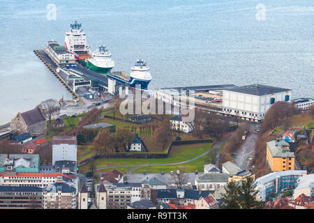 Bateaux amarrés au port, vue aérienne. Bergen, Norvège Banque D'Images