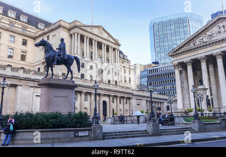 Portique et façade de la Banque d'Angleterre à Threadneedle Street, City of London financial district, par statue de monté Duc de Wellington Banque D'Images