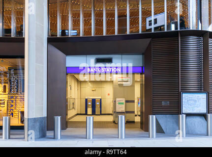 Enseignes lumineuses enseigne à la nouvelle entrée de la station de métro Bank sous le bâtiment de Bloomberg Walbrook, London EC4 Banque D'Images