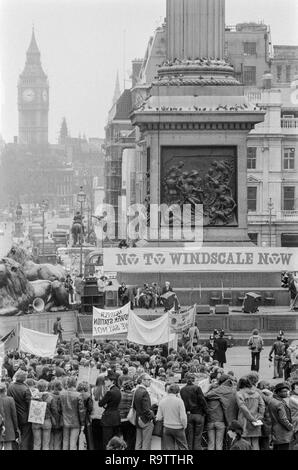 Londres, Angleterre, le 29 avril,1978. Une grande manifestation de protestation et a eu lieu à Trafalgar Square à Londres, contre la construction de la centrale nucléaire de Windscale. Il a été organisé par Les Amis de la Terre. Banque D'Images