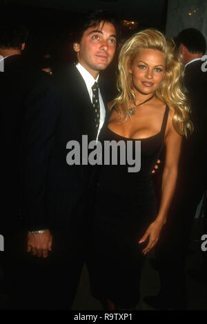 Los Angeles, CA - le 24 juin : l'acteur Scott Baio et l'actrice Pamela Anderson assister à la 20e Conférence Annuelle Internationale RP Vision Awards le 24 juin 1993 au Regent Beverly Wilshire Hotel à Beverly Hills, Californie. Photo de Barry King/Alamy Stock Photo Banque D'Images