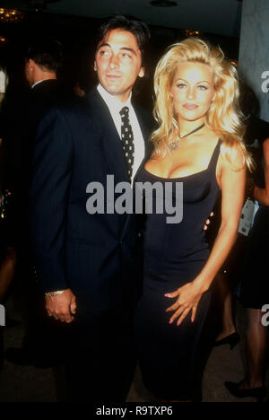 Los Angeles, CA - le 24 juin : l'acteur Scott Baio et l'actrice Pamela Anderson assister à la 20e Conférence Annuelle Internationale RP Vision Awards le 24 juin 1993 au Regent Beverly Wilshire Hotel à Beverly Hills, Californie. Photo de Barry King/Alamy Stock Photo Banque D'Images