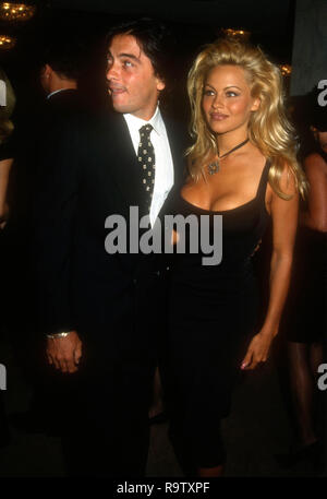 Los Angeles, CA - le 24 juin : l'acteur Scott Baio et l'actrice Pamela Anderson assister à la 20e Conférence Annuelle Internationale RP Vision Awards le 24 juin 1993 au Regent Beverly Wilshire Hotel à Beverly Hills, Californie. Photo de Barry King/Alamy Stock Photo Banque D'Images