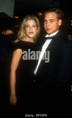 Los Angeles, CA - le 24 juin : L'actrice Tori Spelling et acteur Nick Savalas assister à la 20e Conférence Annuelle Internationale RP Vision Awards le 24 juin 1993 au Regent Beverly Wilshire Hotel à Beverly Hills, Californie. Photo de Barry King/Alamy Stock Photo Banque D'Images