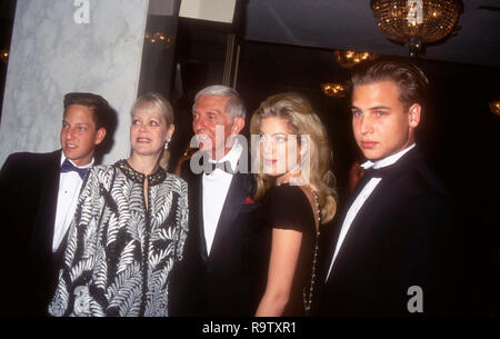 Los Angeles, CA - le 24 juin : l'Acteur Randy Spelling, Candy Spelling, producteur Aaron Spelling, l'actrice Tori Spelling et acteur Nick Savalas assister à la 20e Conférence Annuelle Internationale RP Vision Awards le 24 juin 1993 au Regent Beverly Wilshire Hotel à Beverly Hills, Californie. Photo de Barry King/Alamy Stock Photo Banque D'Images