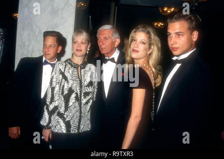 Los Angeles, CA - le 24 juin : l'Acteur Randy Spelling, Candy Spelling, producteur Aaron Spelling, l'actrice Tori Spelling et acteur Nick Savalas assister à la 20e Conférence Annuelle Internationale RP Vision Awards le 24 juin 1993 au Regent Beverly Wilshire Hotel à Beverly Hills, Californie. Photo de Barry King/Alamy Stock Photo Banque D'Images