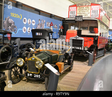 Années 1920, voiture et bus d'époque à la British Motor Museum, Gaydon, Warwickshire, Royaume-Uni Banque D'Images