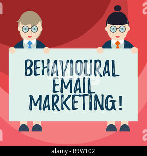 Signe texte montrant Email Marketing comportemental. Photo conceptuelle de base stratégie de message de déclenchement customercentric Hommes et femmes en uniforme debout Ho Banque D'Images