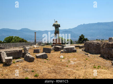 Pompéi, Italie - 15 juin 2017 : Sculptures du sculpteur polonais Igor Mitoraj sur l'affichage à l'site archéologique de Pompéi, l'ancienne ville romaine, dest Banque D'Images