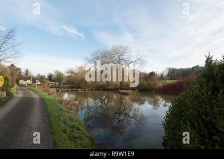 Le mill pond, Sherrington, Wiltshire Banque D'Images