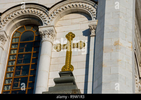 La Cathédrale de Christ le Sauveur croix dorée (Khram Khrista Spasitelya) une cathédrale orthodoxe russe sur la rive nord de la rivière Moskova. Mos Banque D'Images