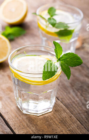 L'eau infusée citron frais Frais boisson detox Banque D'Images