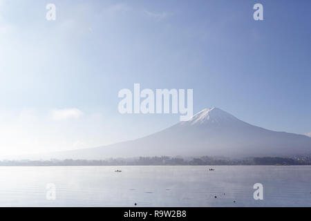 Le Mont Fuji depuis le lac Kawaguchiko en automne Banque D'Images