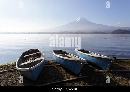 Les petits bateaux bleu à côté d'un lac, avec le Mont Fuji derrière, le centre de Honshu, Japon Banque D'Images