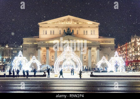 Moscou, Russie - 19 décembre 2018 : la place du théâtre et le Théâtre Bolchoï à Moscou l'hiver avant Noël et Nouvel An. Banque D'Images