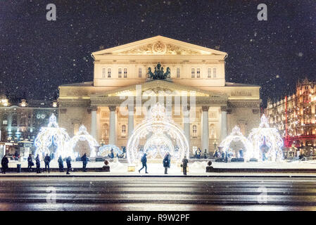 Moscou, Russie - 19 décembre 2018 : la place du théâtre et le Théâtre Bolchoï à Moscou l'hiver avant Noël et Nouvel An. Banque D'Images