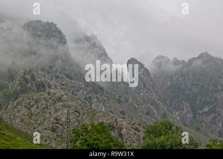 Misty Mountain tops le long de la vallée du Rio Cares (CARES) près de Las Arenas de Cabrales, Asturias, Espagne. Banque D'Images